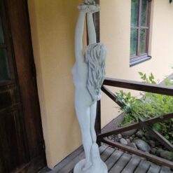 Suihkulähde, nainen, kuvattu takaa päin