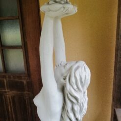 Suihkulähde, nainen, kuvattu ylhäältä